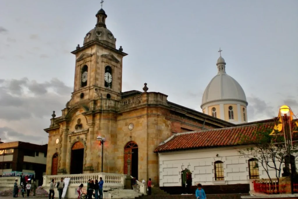 Lago Sochagota en Paipa, Boyacá — destino turístico y termal de Colombia